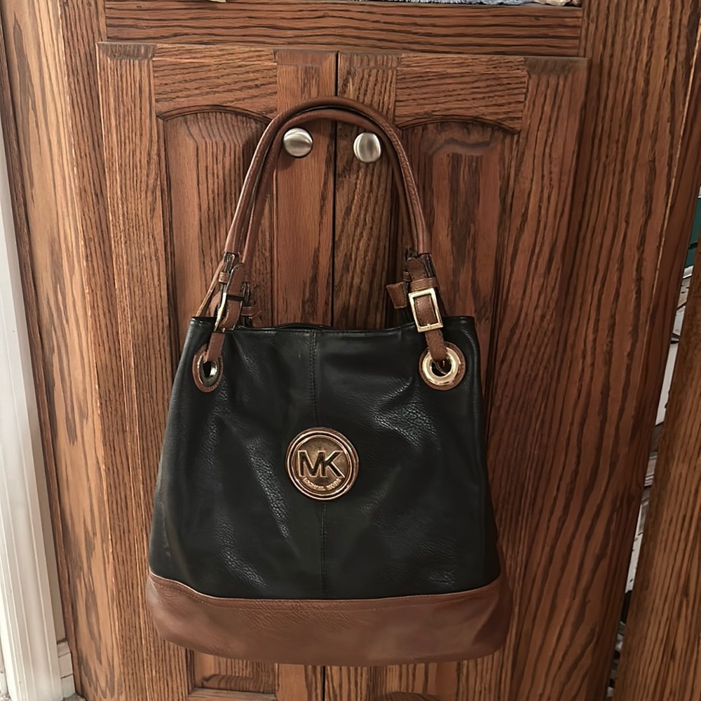 Michael Kors black and brown leather handbag, 2 zippered pockets on inside
